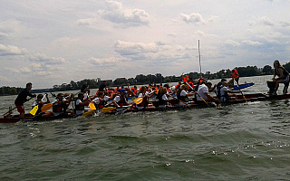 Wyścig smoczych łodzi na jeziorze Ełckim